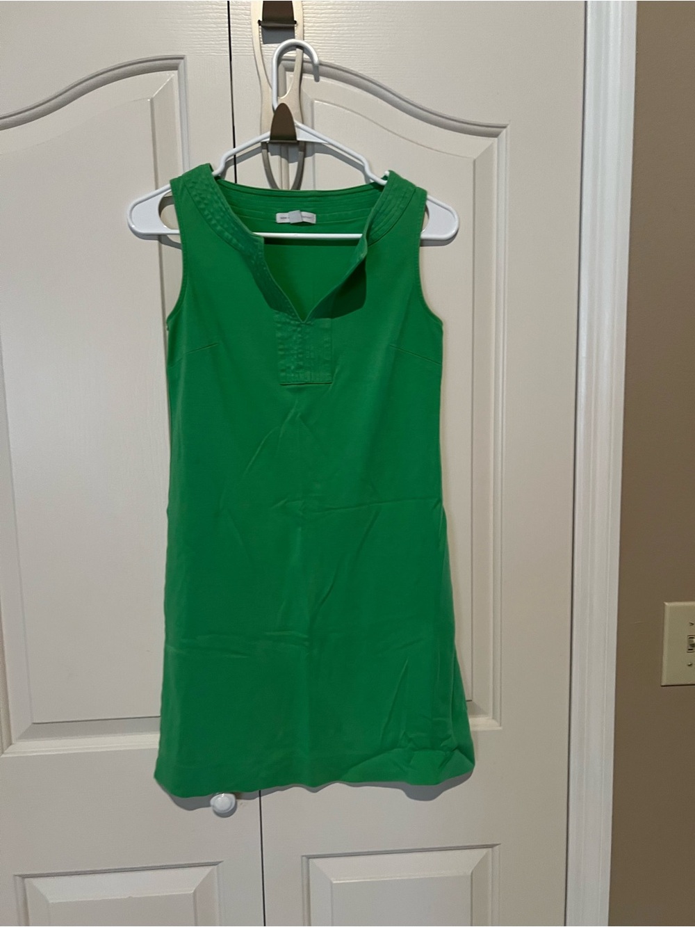 New York & Company Bright Green Sleeveless V-Neck Shift Dress